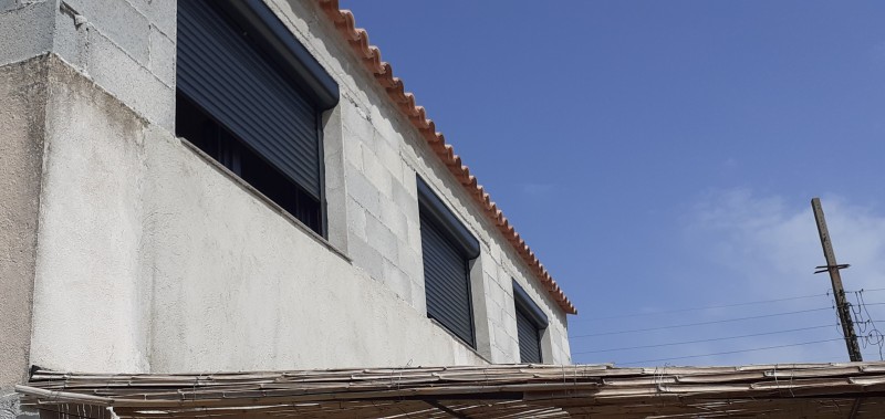 Pose de coulissants et volets roulant dans une maison neuve à Carqueiranne RAL 7016